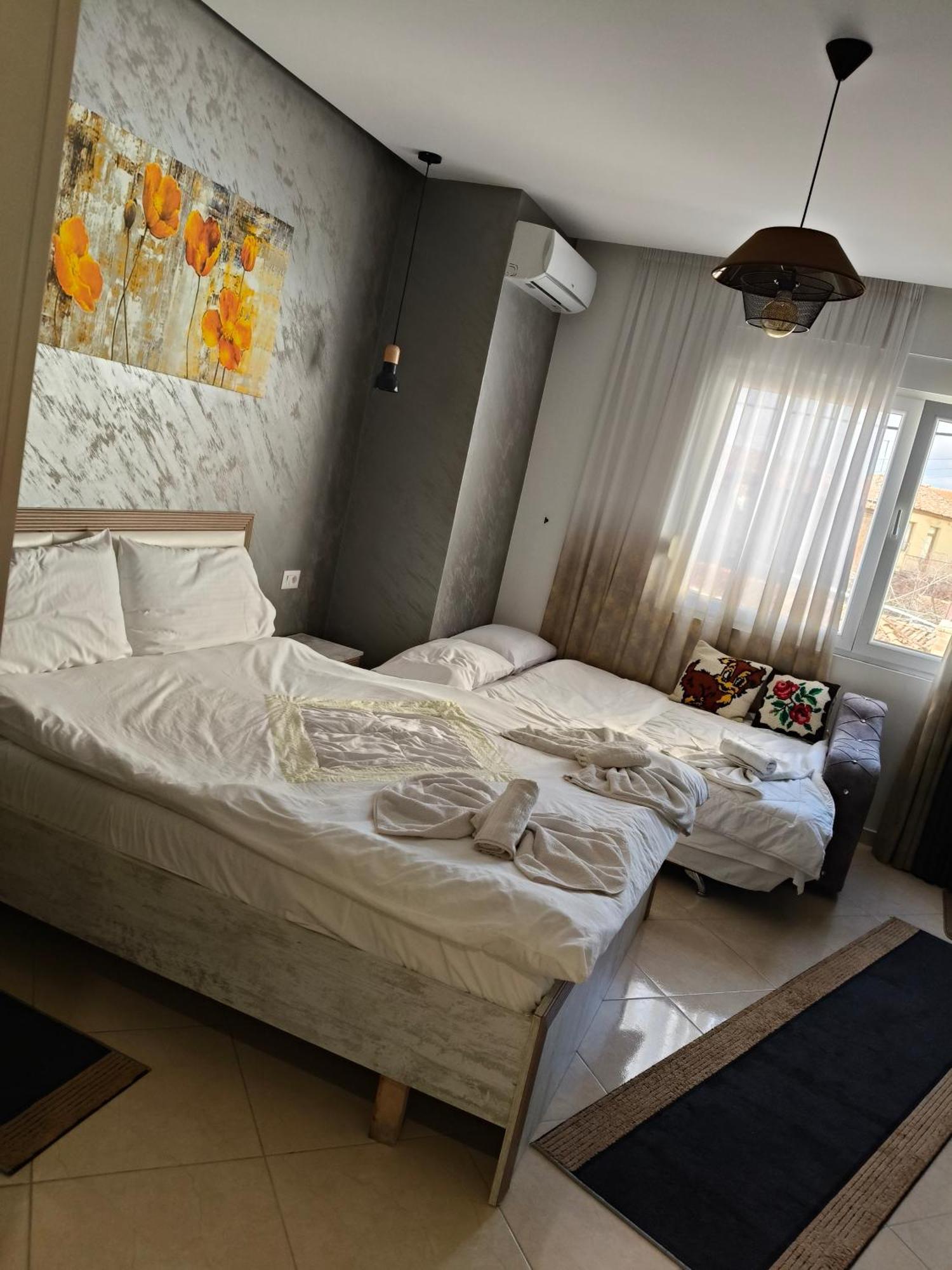 Ajilin Hotel Rooms Korce Habitación foto